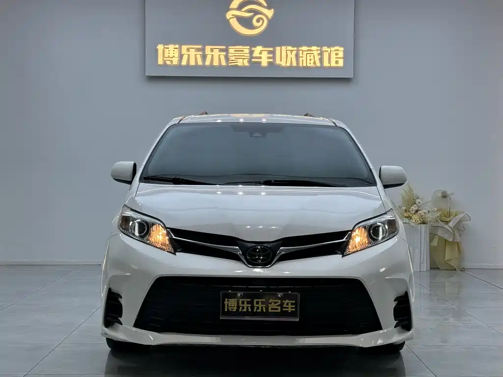 Toyota Sienna — фото 2