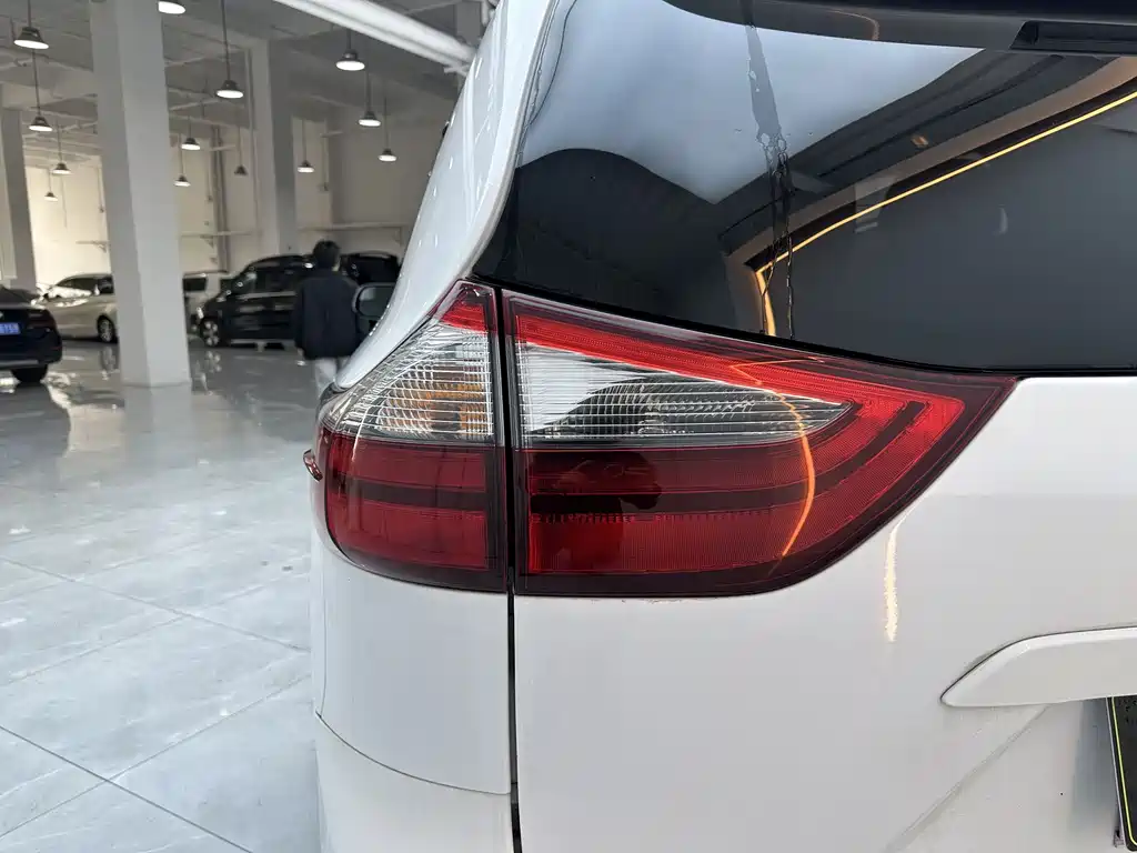 Toyota Sienna — фото 13