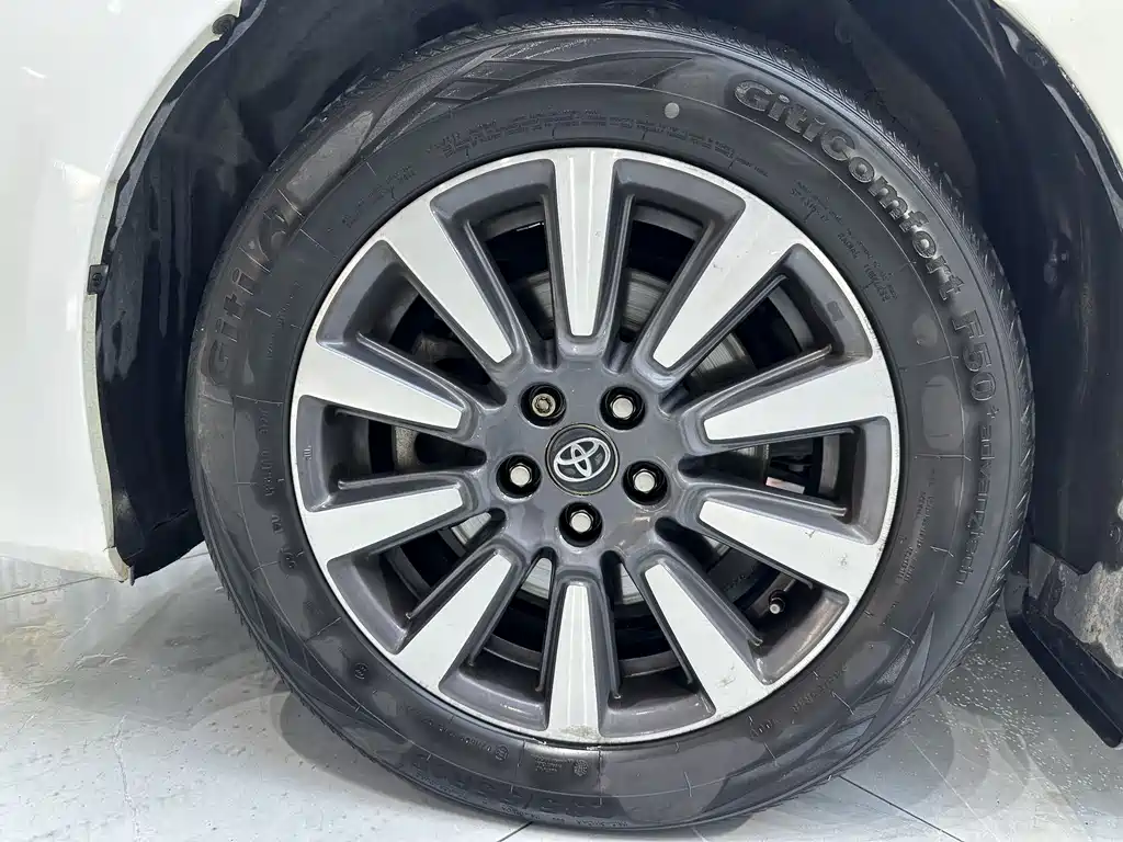 Toyota Sienna — фото 14