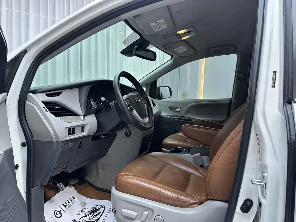 Toyota Sienna — фото 4