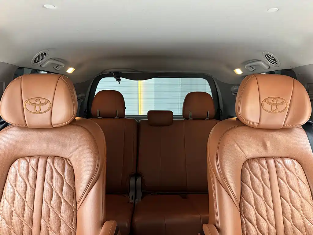 Toyota Sienna — фото 6