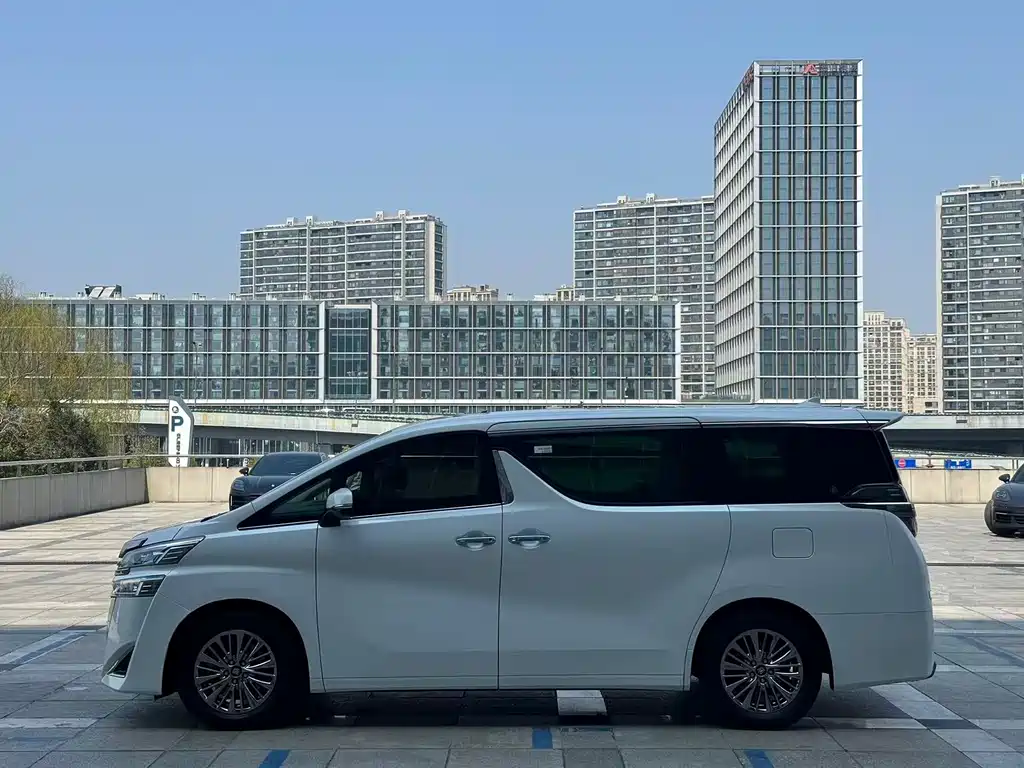 Toyota Vellfire — фото 5