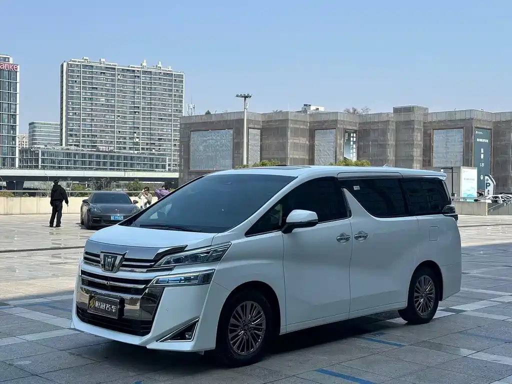 Toyota Vellfire — фото 1
