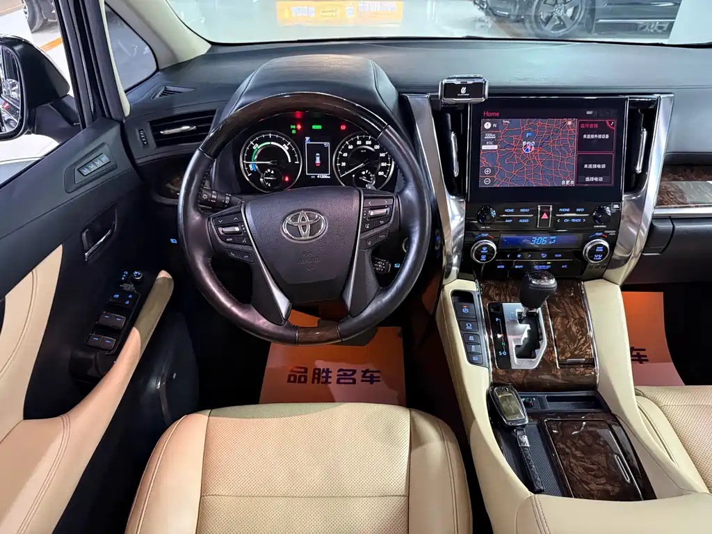 Toyota Alphard — фото 11