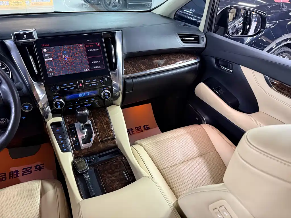 Toyota Alphard — фото 13