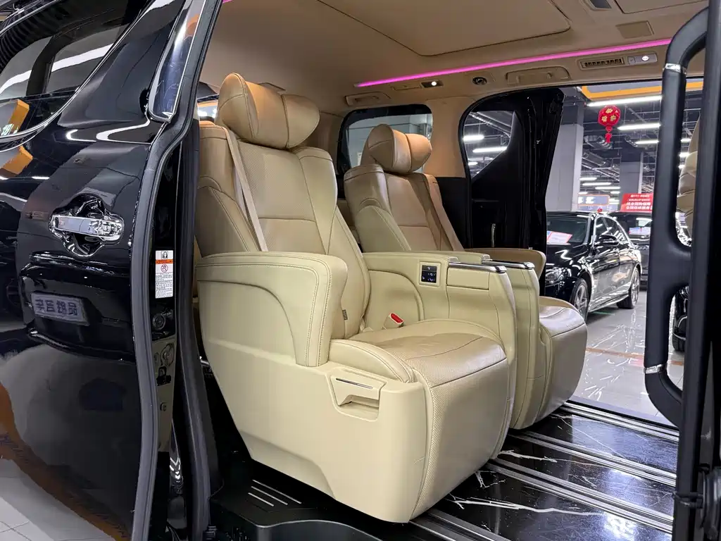 Toyota Alphard — фото 16