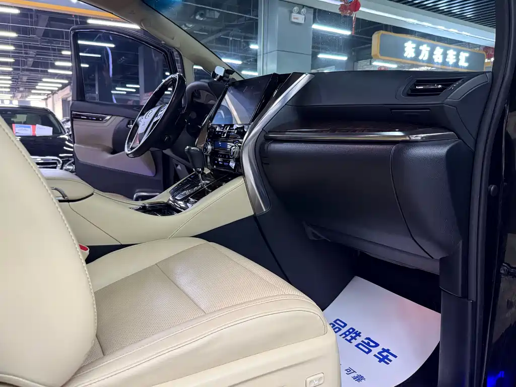 Toyota Alphard — фото 17
