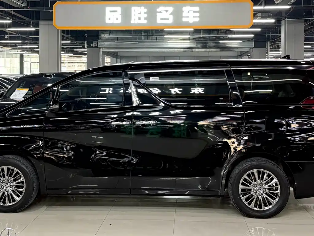 Toyota Alphard — фото 4