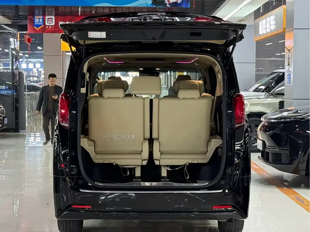 Toyota Alphard — фото 6