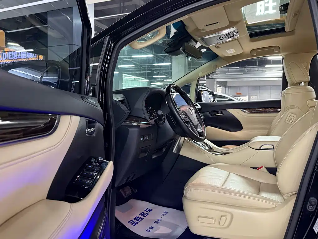 Toyota Alphard — фото 7