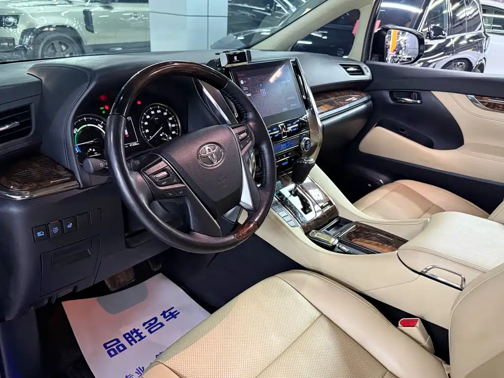 Toyota Alphard — фото 9