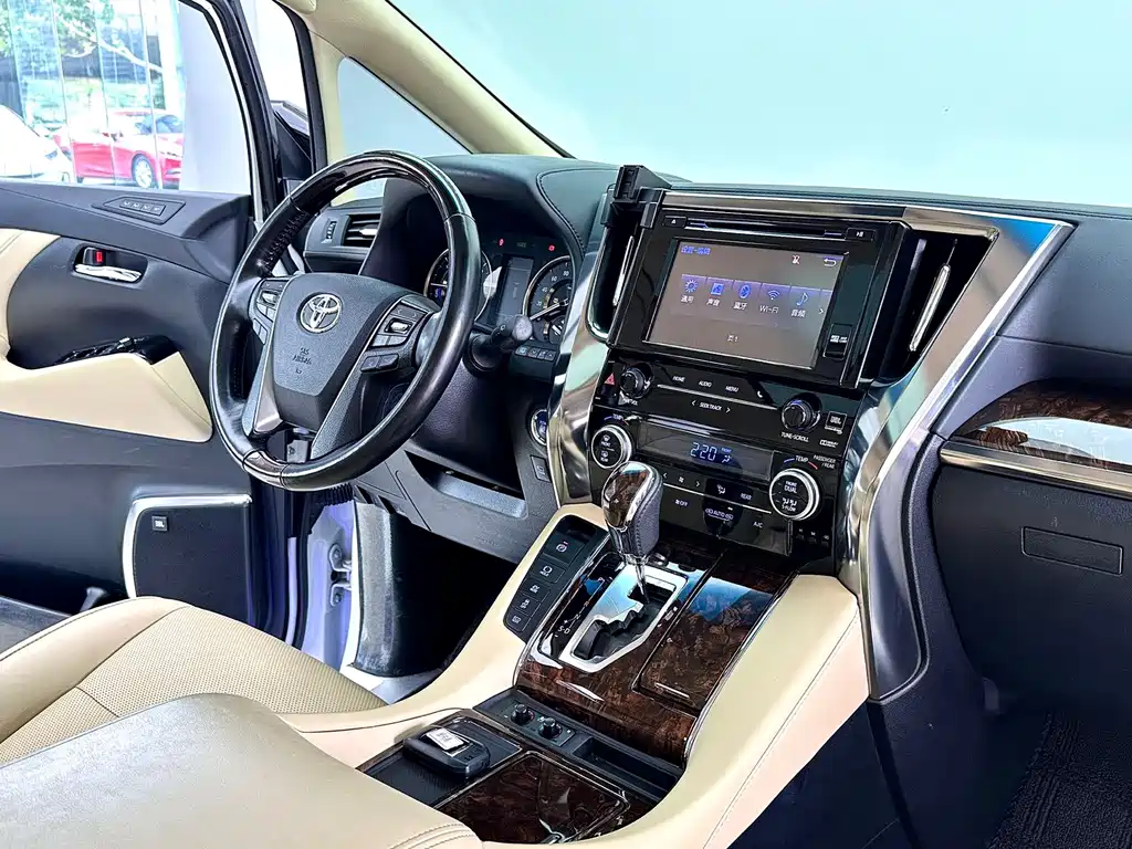 Toyota Alphard — фото 11