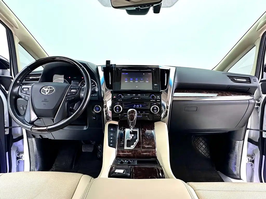 Toyota Alphard — фото 13