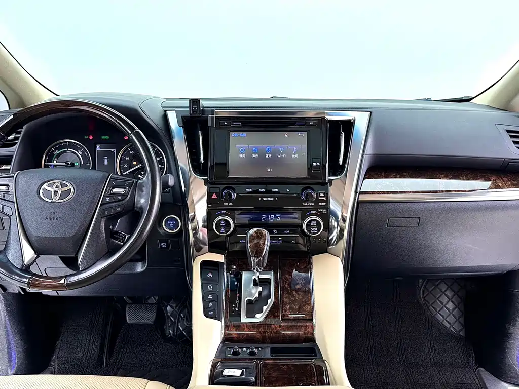 Toyota Alphard — фото 14