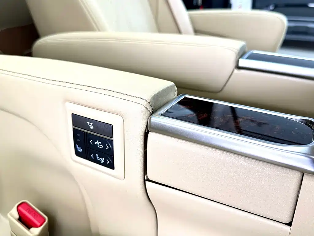 Toyota Alphard — фото 16