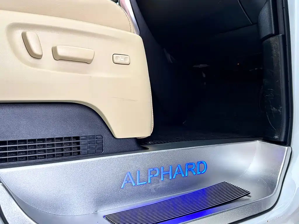 Toyota Alphard — фото 17
