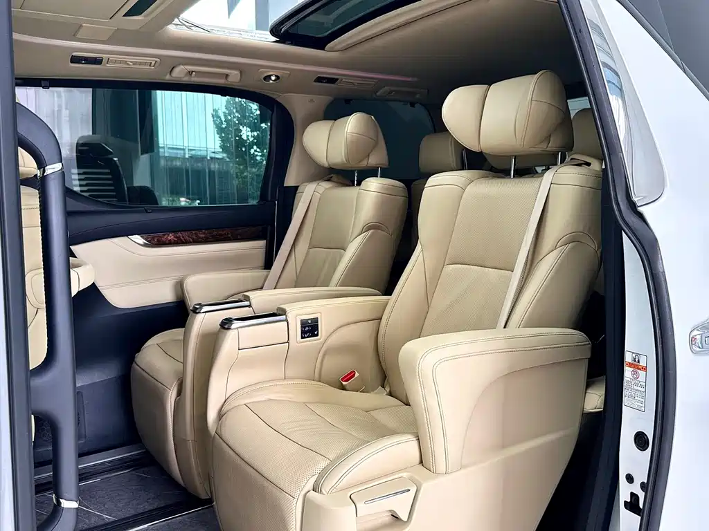 Toyota Alphard — фото 7