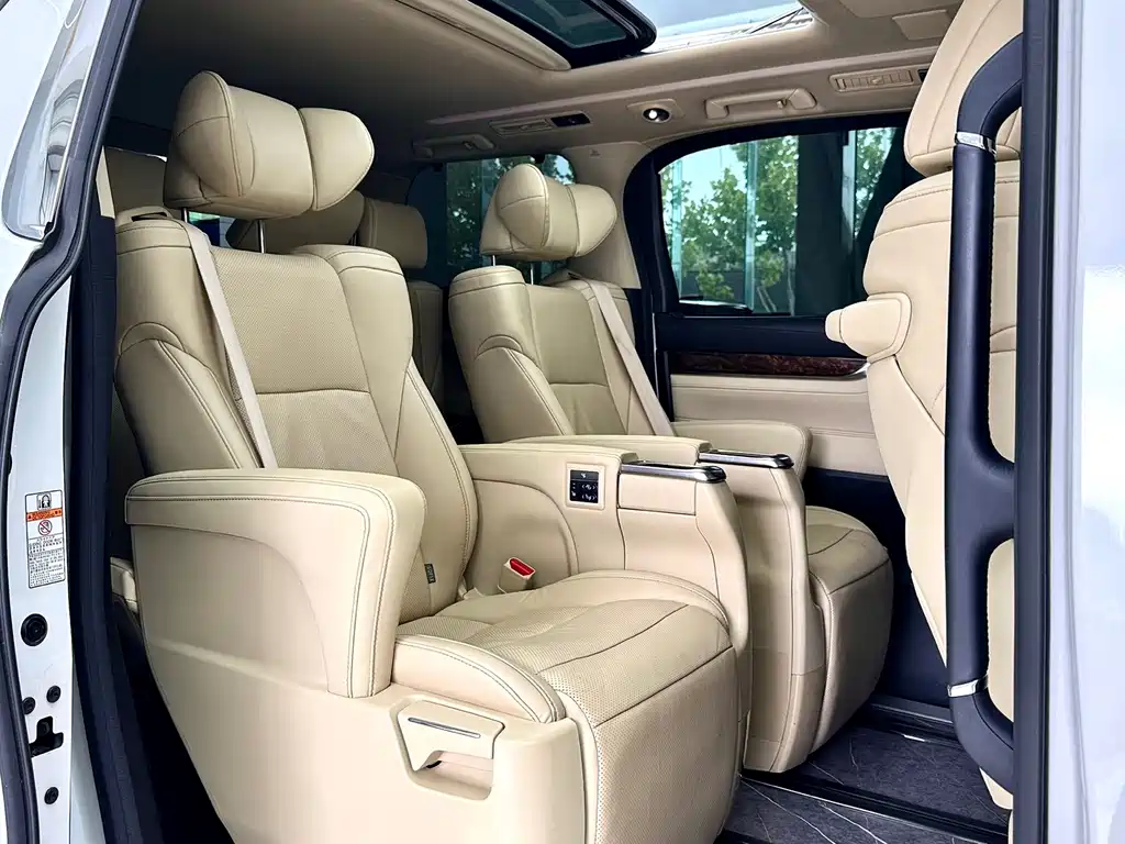 Toyota Alphard — фото 9