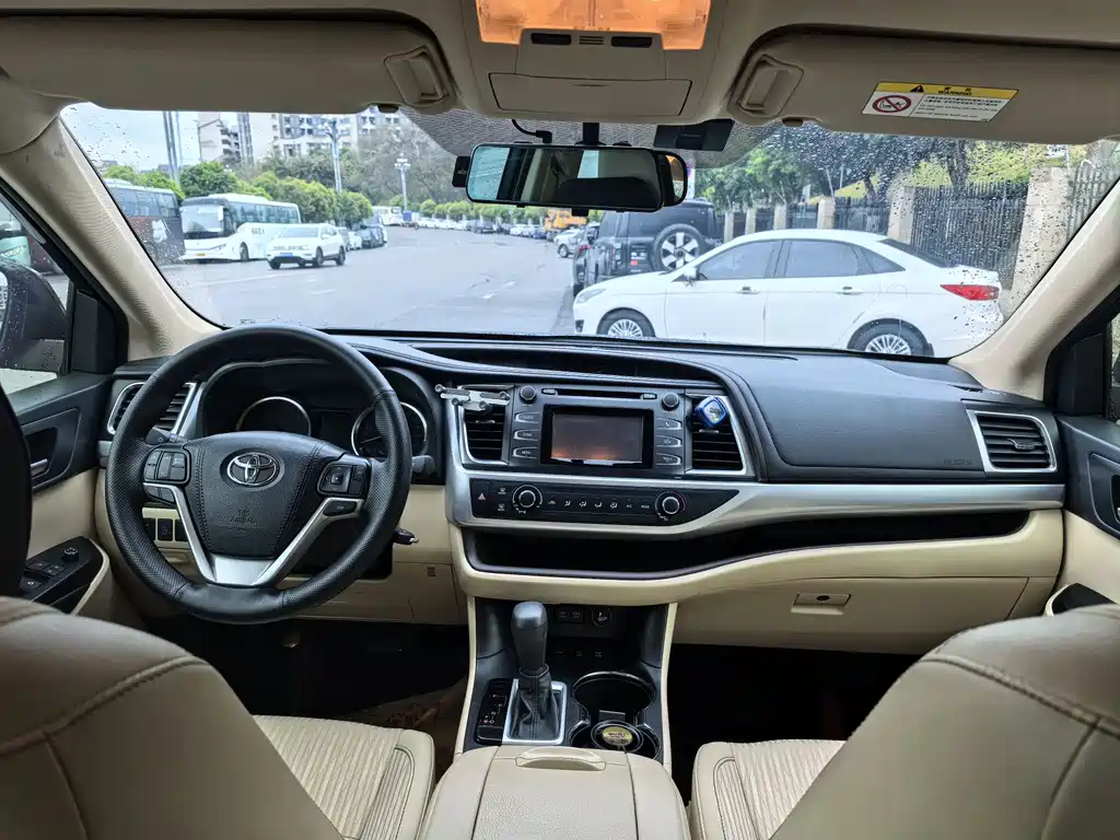 Toyota Highlander — фото 11