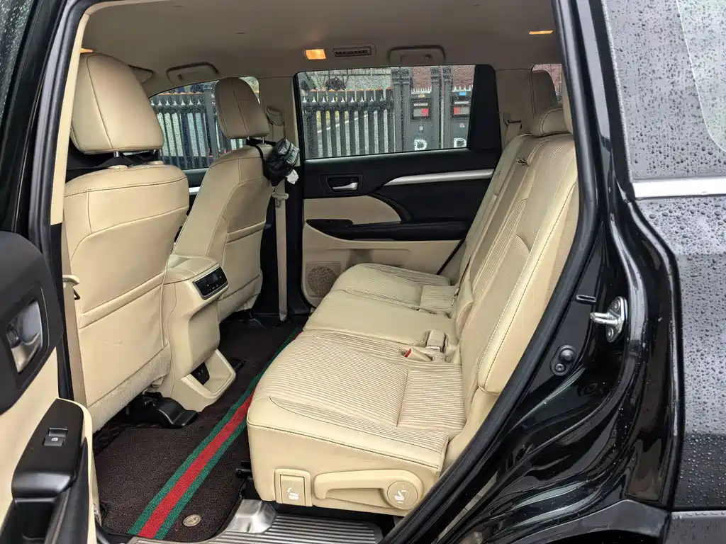Toyota Highlander — фото 10