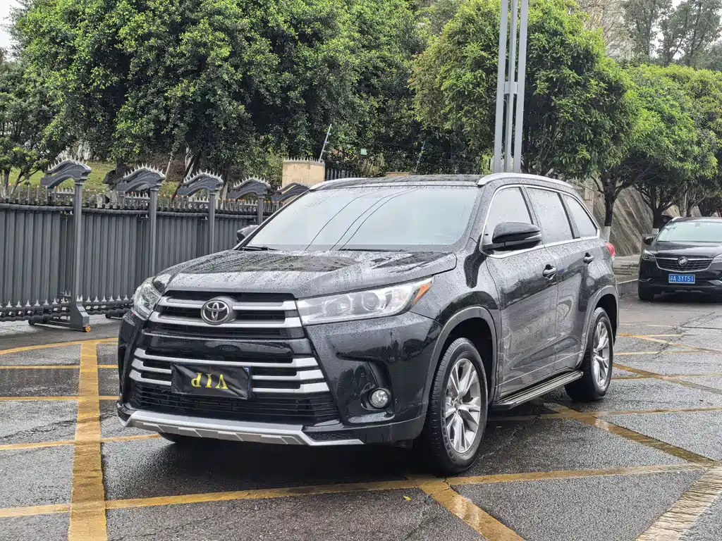 Toyota Highlander — фото 1