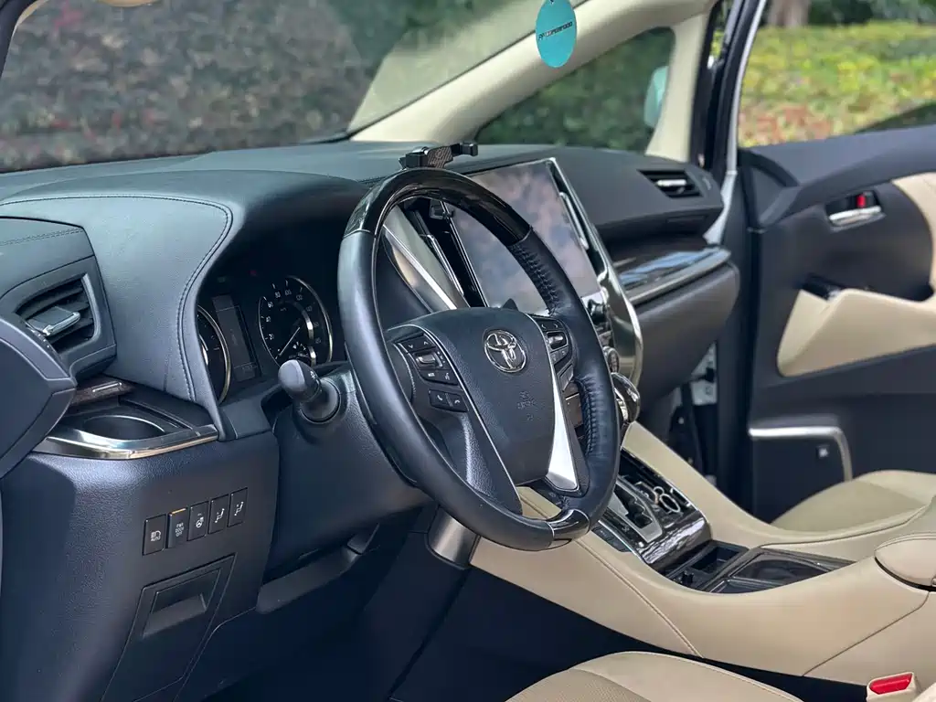 Toyota Vellfire — фото 3