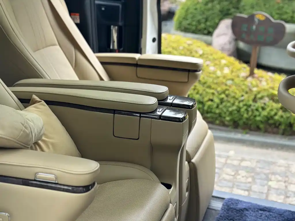 Toyota Vellfire — фото 5