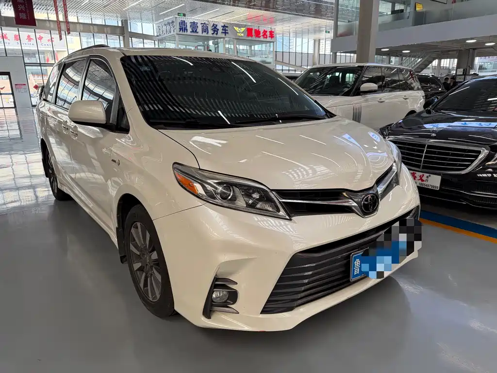 Toyota Sienna — фото 3