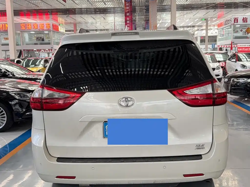 Toyota Sienna — фото 4