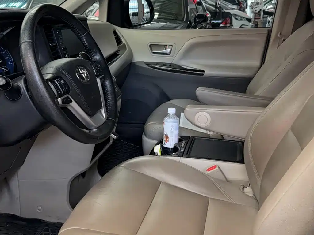 Toyota Sienna — фото 8