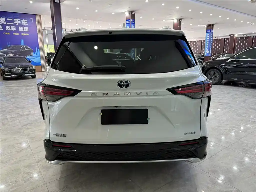 Toyota Granvia — фото 4