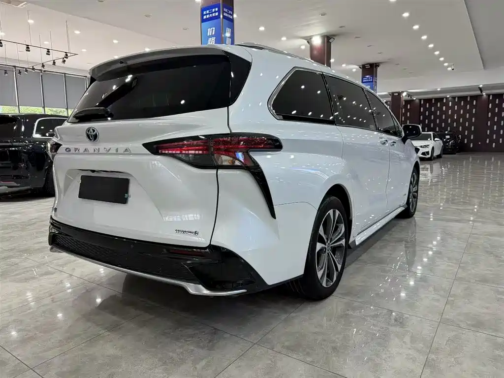 Toyota Granvia — фото 5