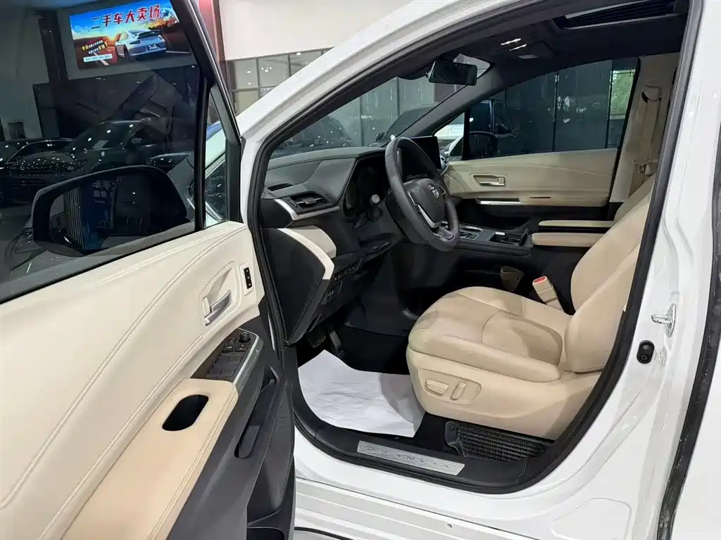 Toyota Granvia — фото 6