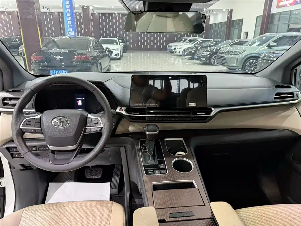 Toyota Granvia — фото 7