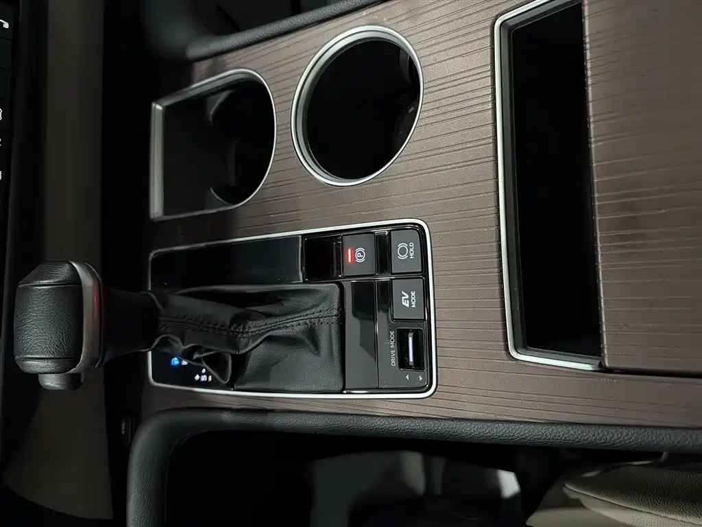 Toyota Granvia — фото 10