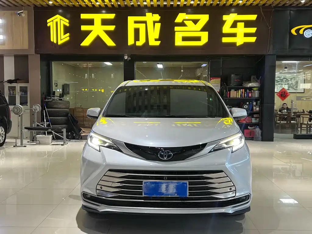 Toyota Sienna — фото 2