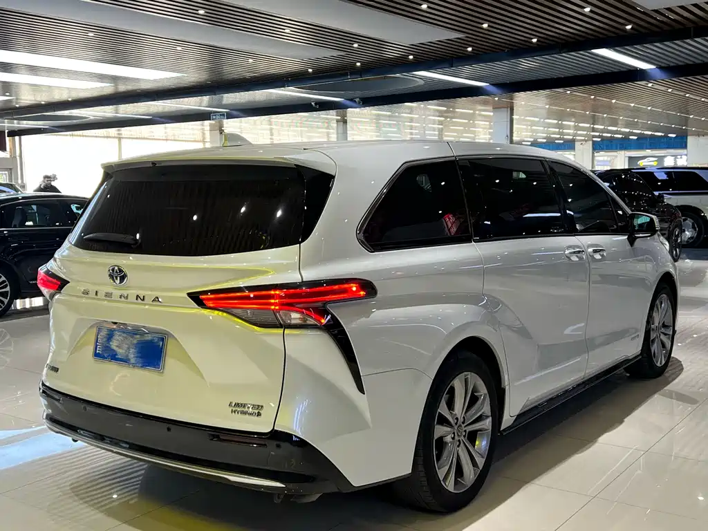 Toyota Sienna — фото 4