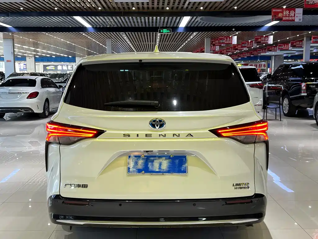 Toyota Sienna — фото 5
