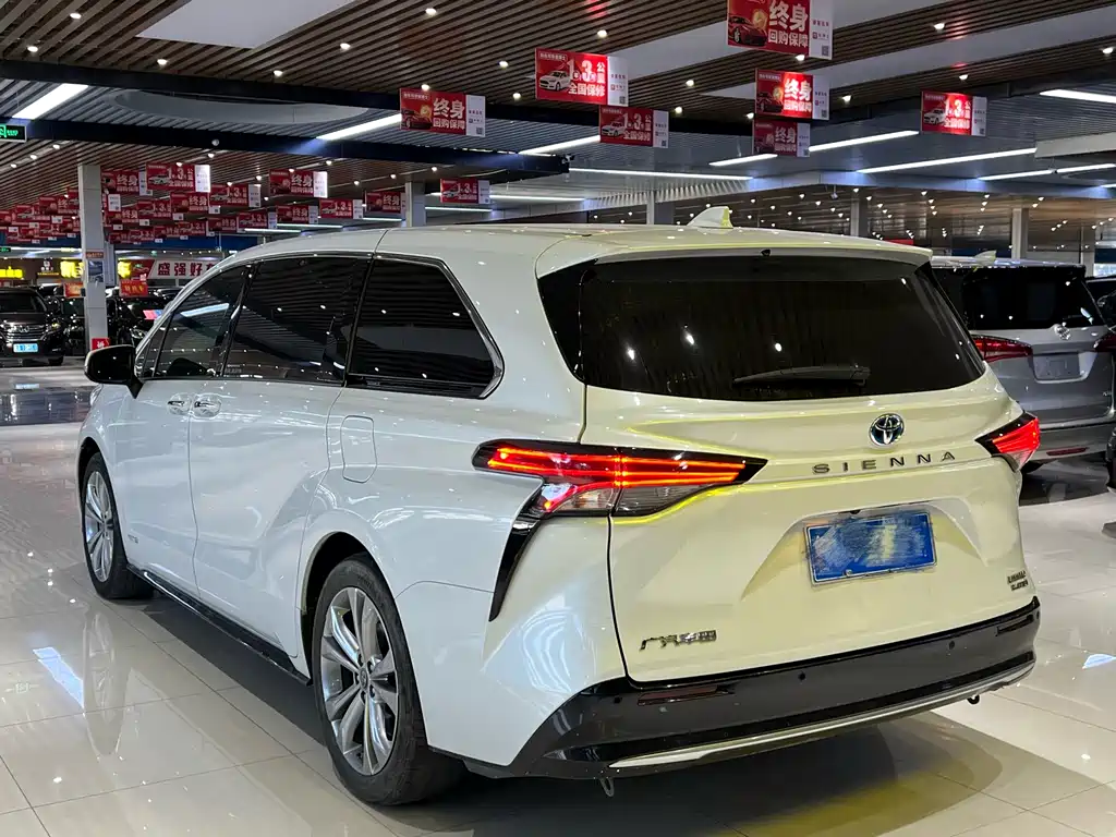 Toyota Sienna — фото 6
