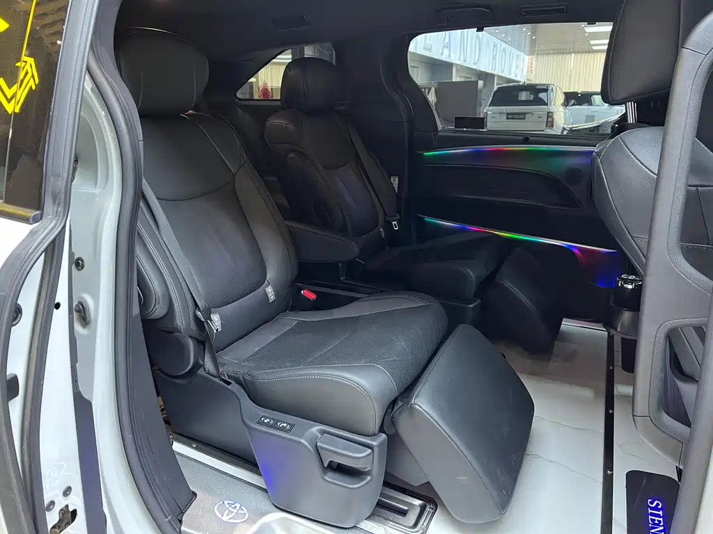 Toyota Sienna — фото 10