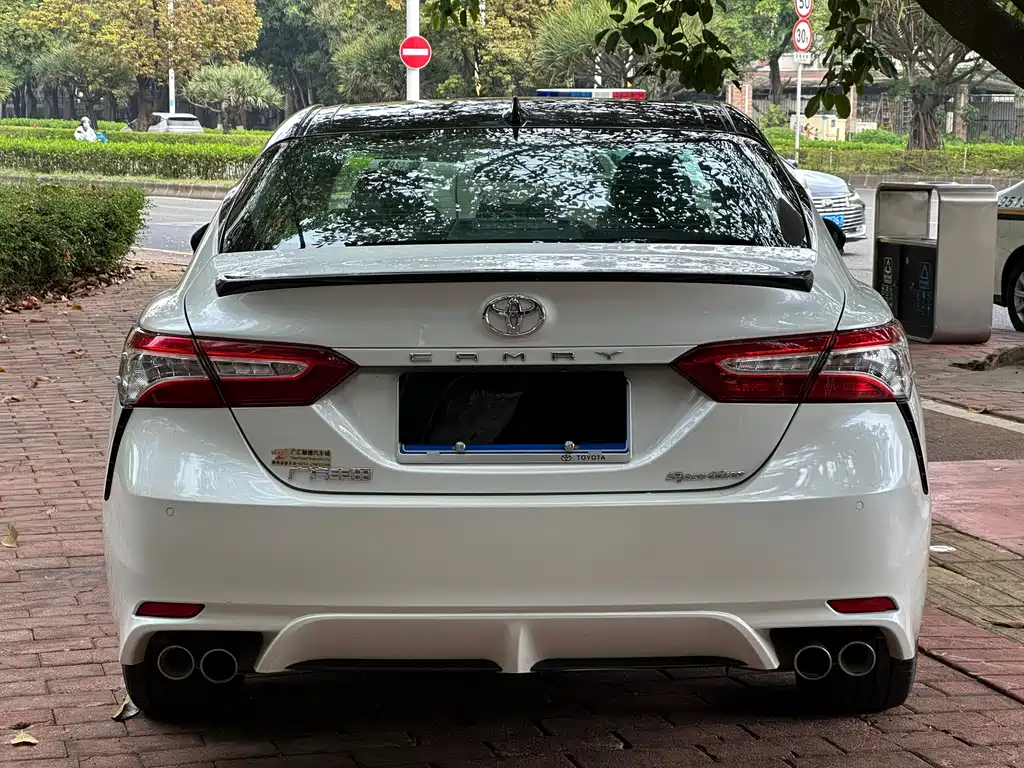 Toyota Camry — фото 3