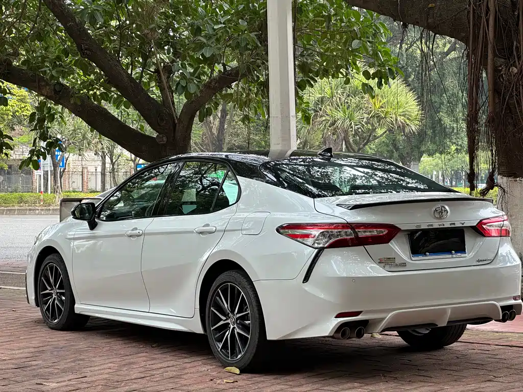 Toyota Camry — фото 4