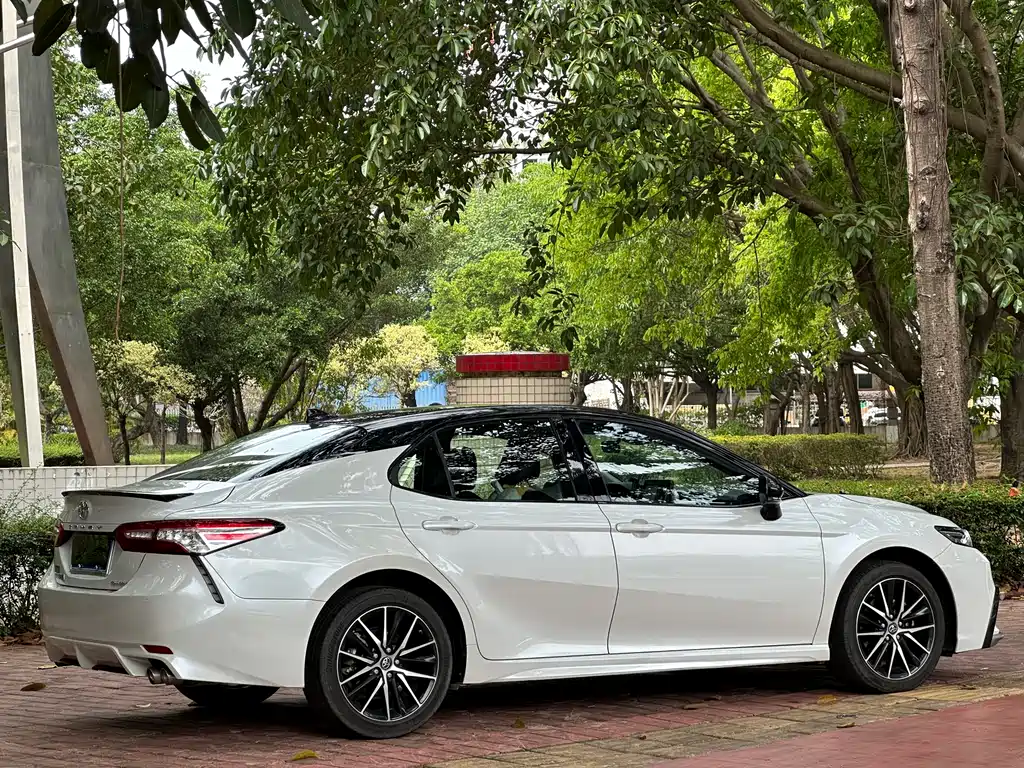 Toyota Camry — фото 5