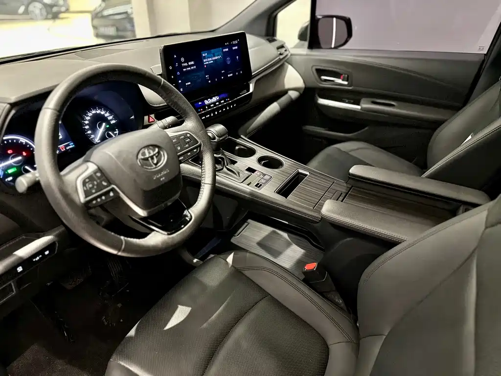 Toyota Granvia — фото 4