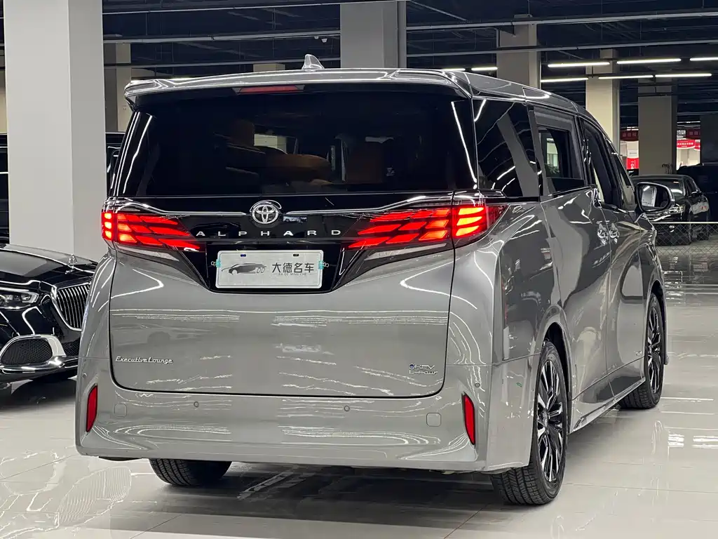 Toyota Alphard — фото 4