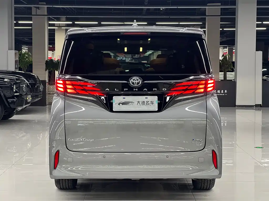 Toyota Alphard — фото 5