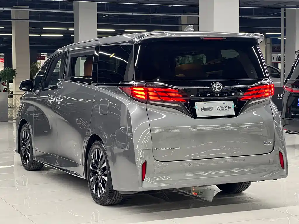 Toyota Alphard — фото 6