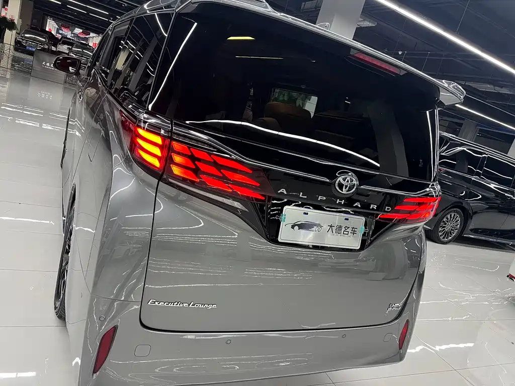Toyota Alphard — фото 7