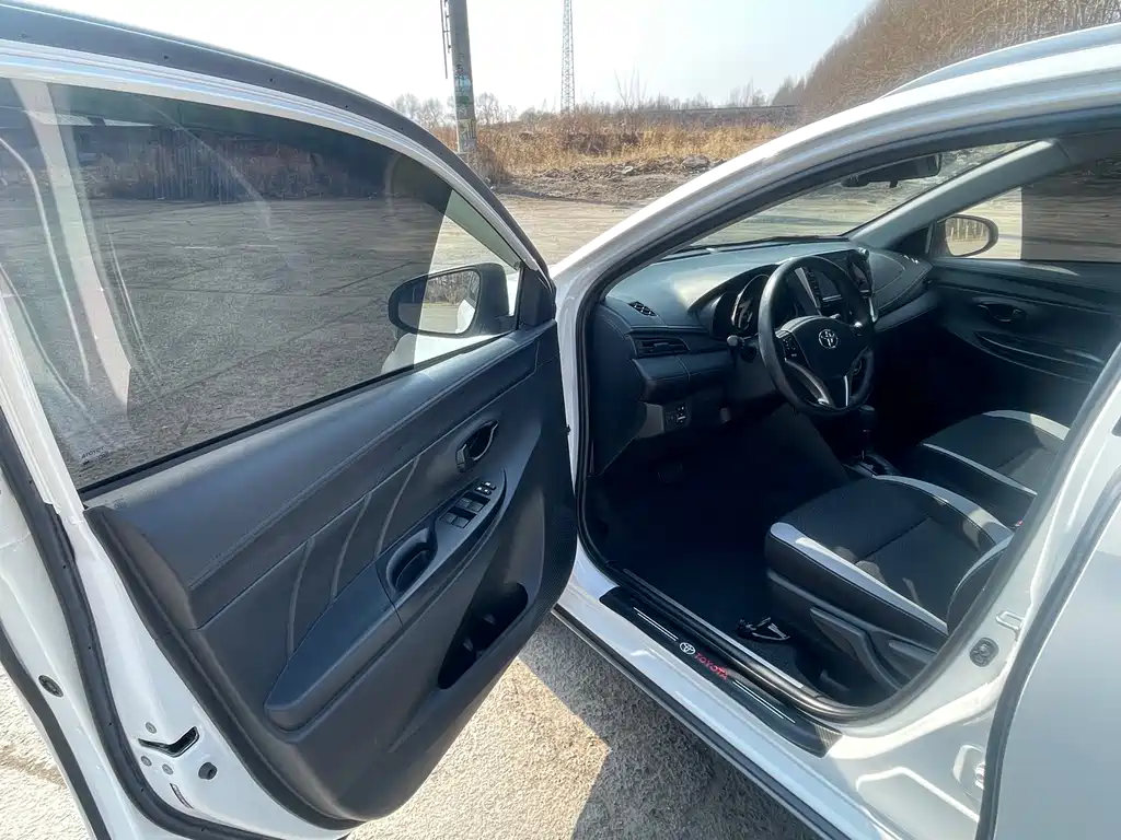 Toyota Yaris L — фото 4