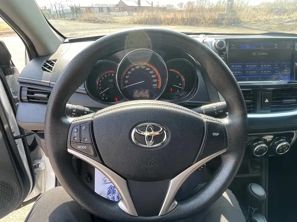 Toyota Yaris L — фото 7